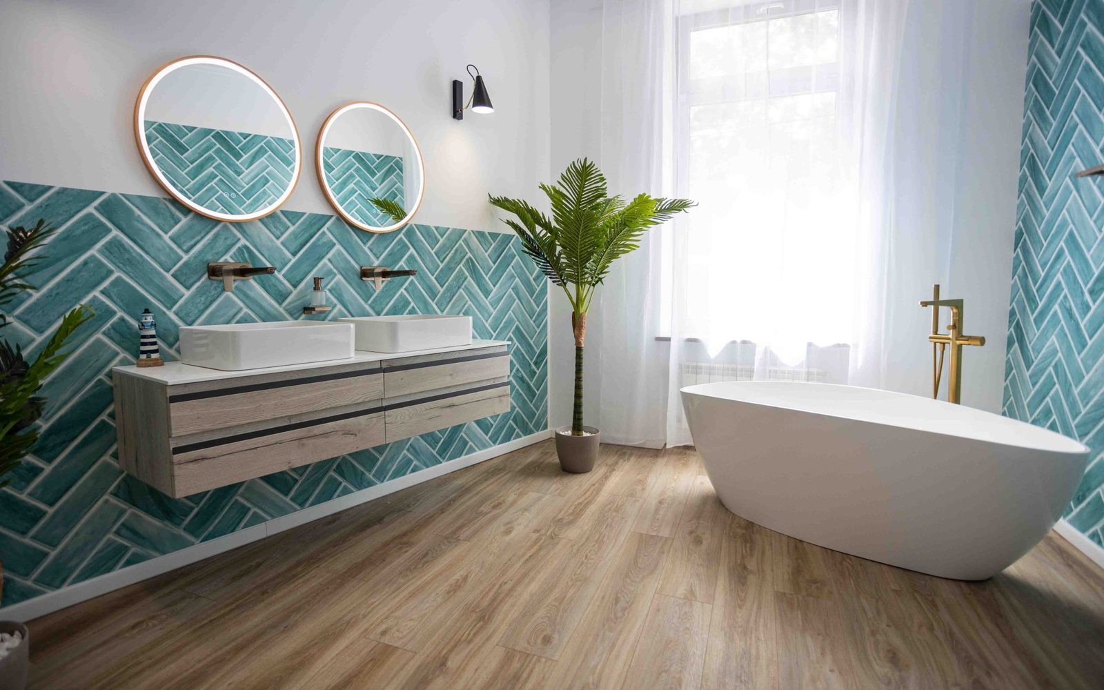 Baie modernă Neakaisa cu faianță verde în model spic, două oglinzi rotunde și cadă freestanding