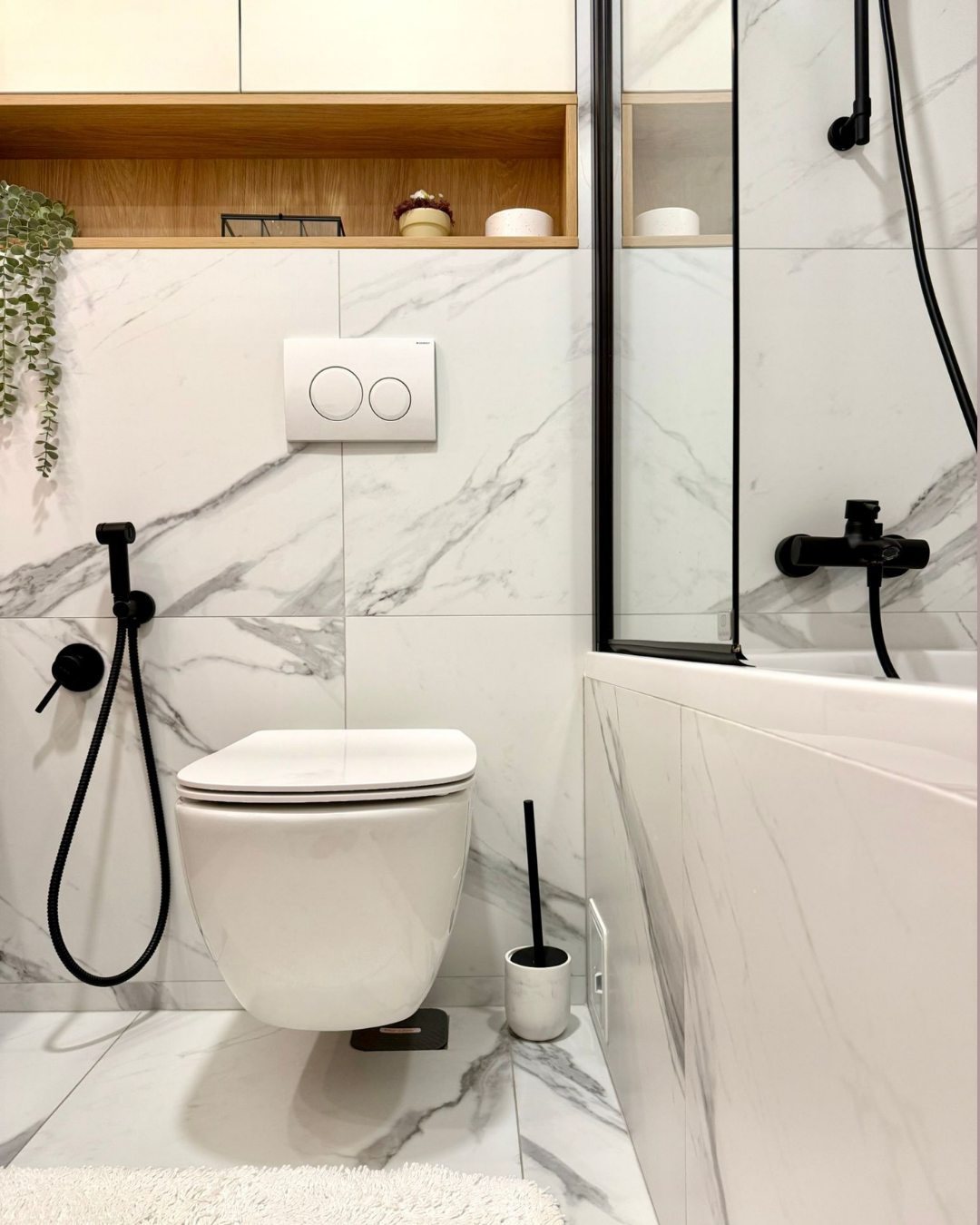 Detaliu proiect Dream Home by Geanina — marmură albă cu toaletă suspendată și finisaje matte&nbsp;black