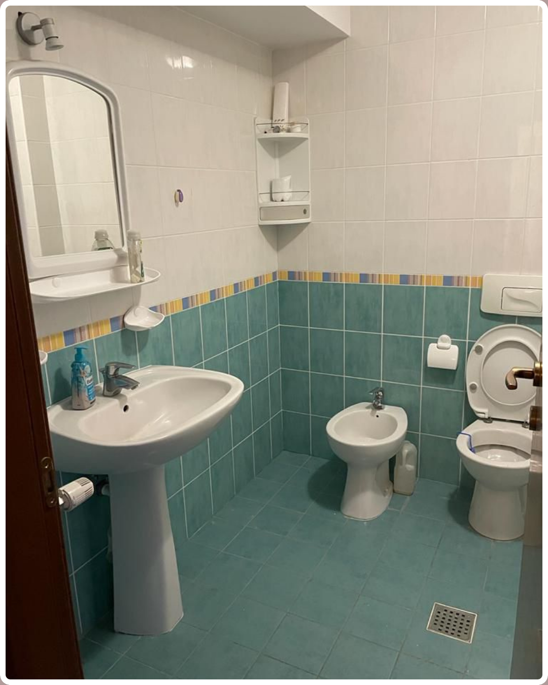 Baie veche cu faianță turcoaz și bandă galbenă în mijloc, înainte de renovare
