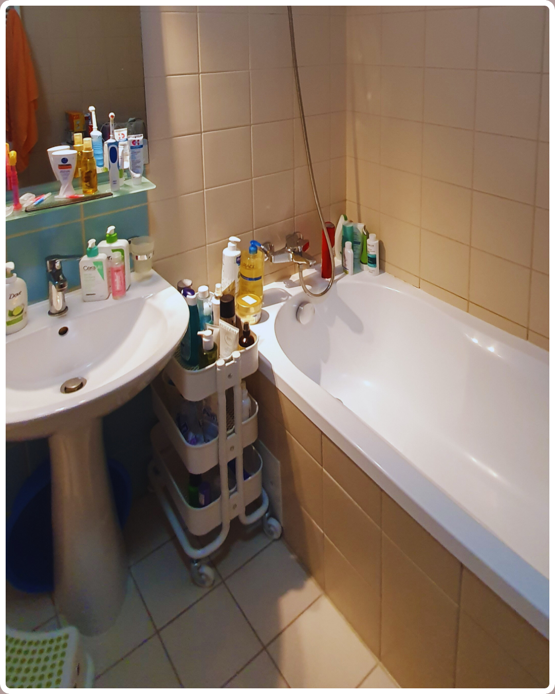 Baie veche cu faianță decolorată și obiecte sanitare uzate, înainte de renovare