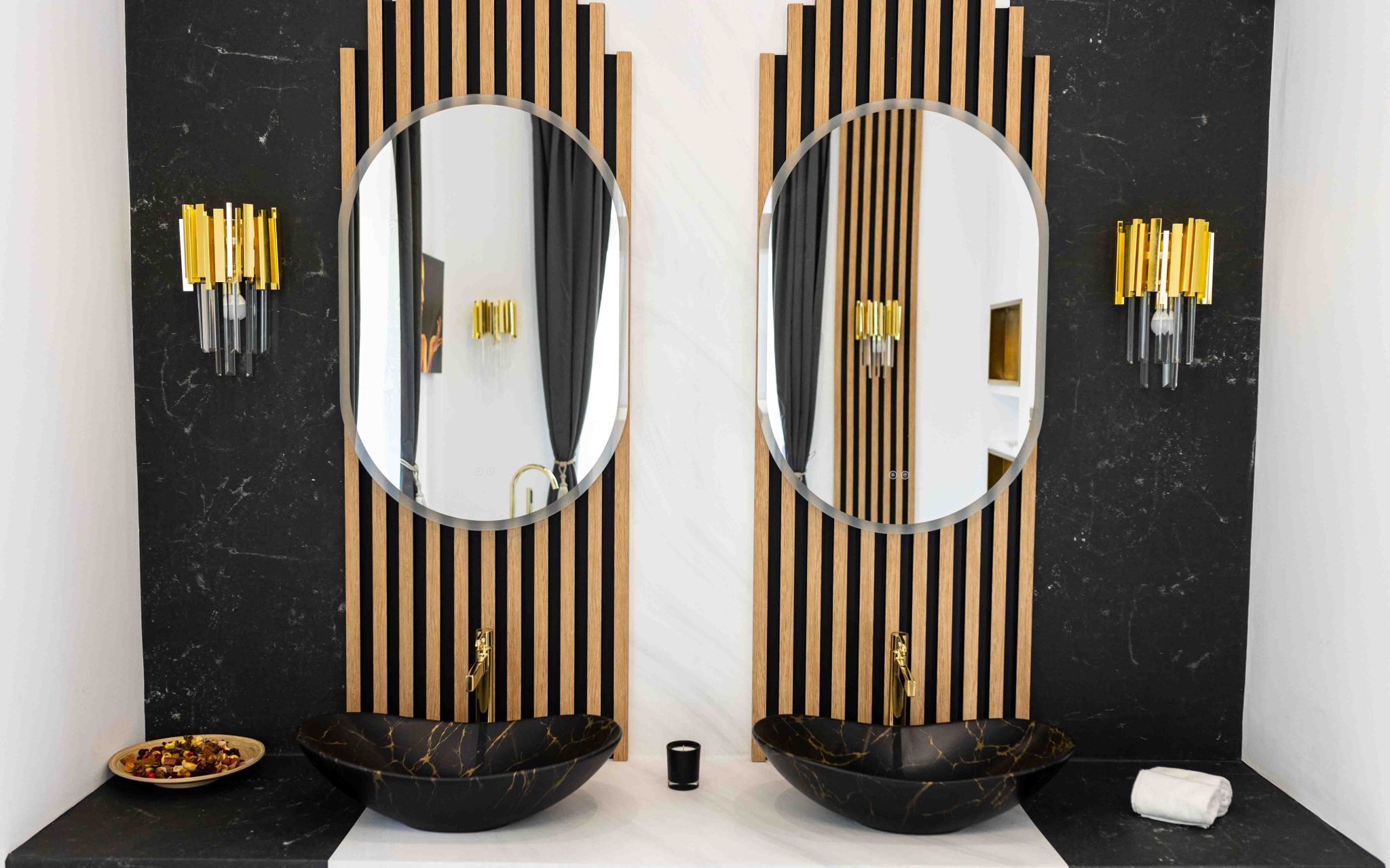 Compoziție showroom premium — marble închis cu lavoare matte black și accente aurii