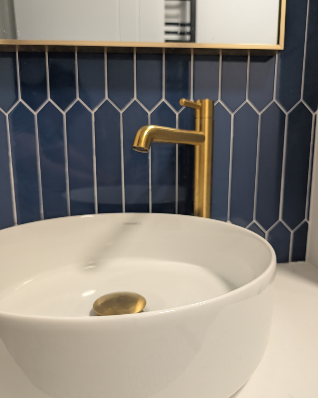 Detaliu proiect Raluca Filipidescu — cadru de marble lustruit lângă obiectul sanitar