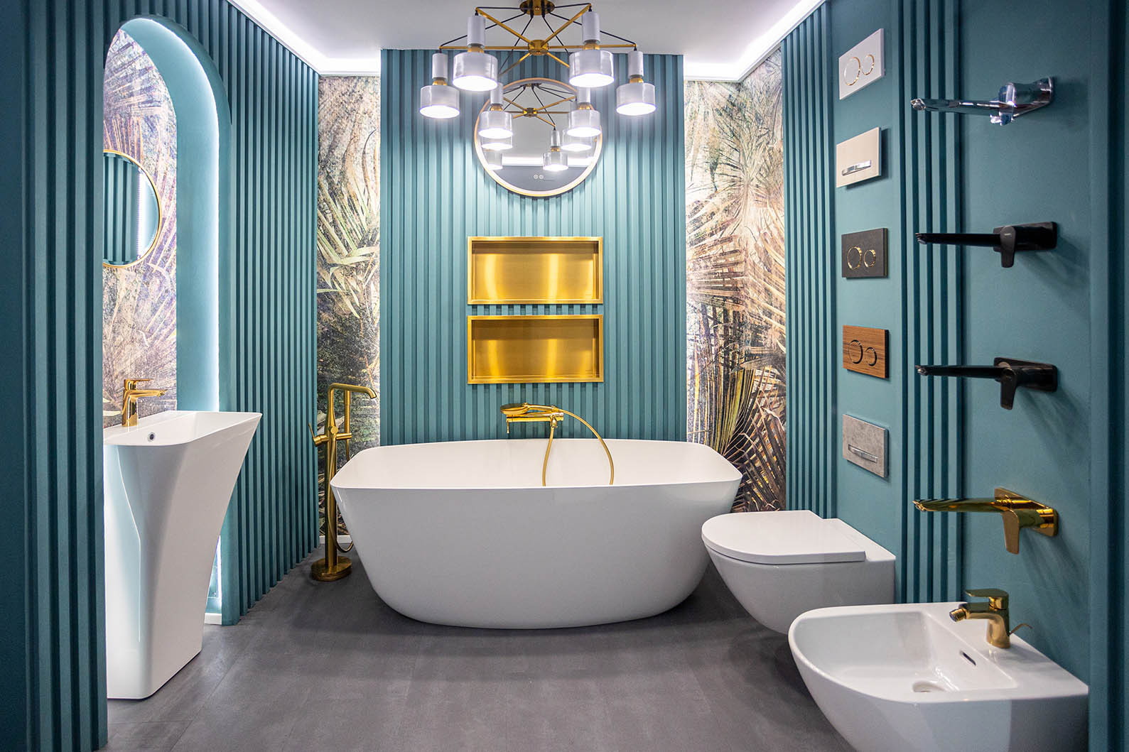 Compoziție showroom — verde-petrol cu cadă albă și accente aurii