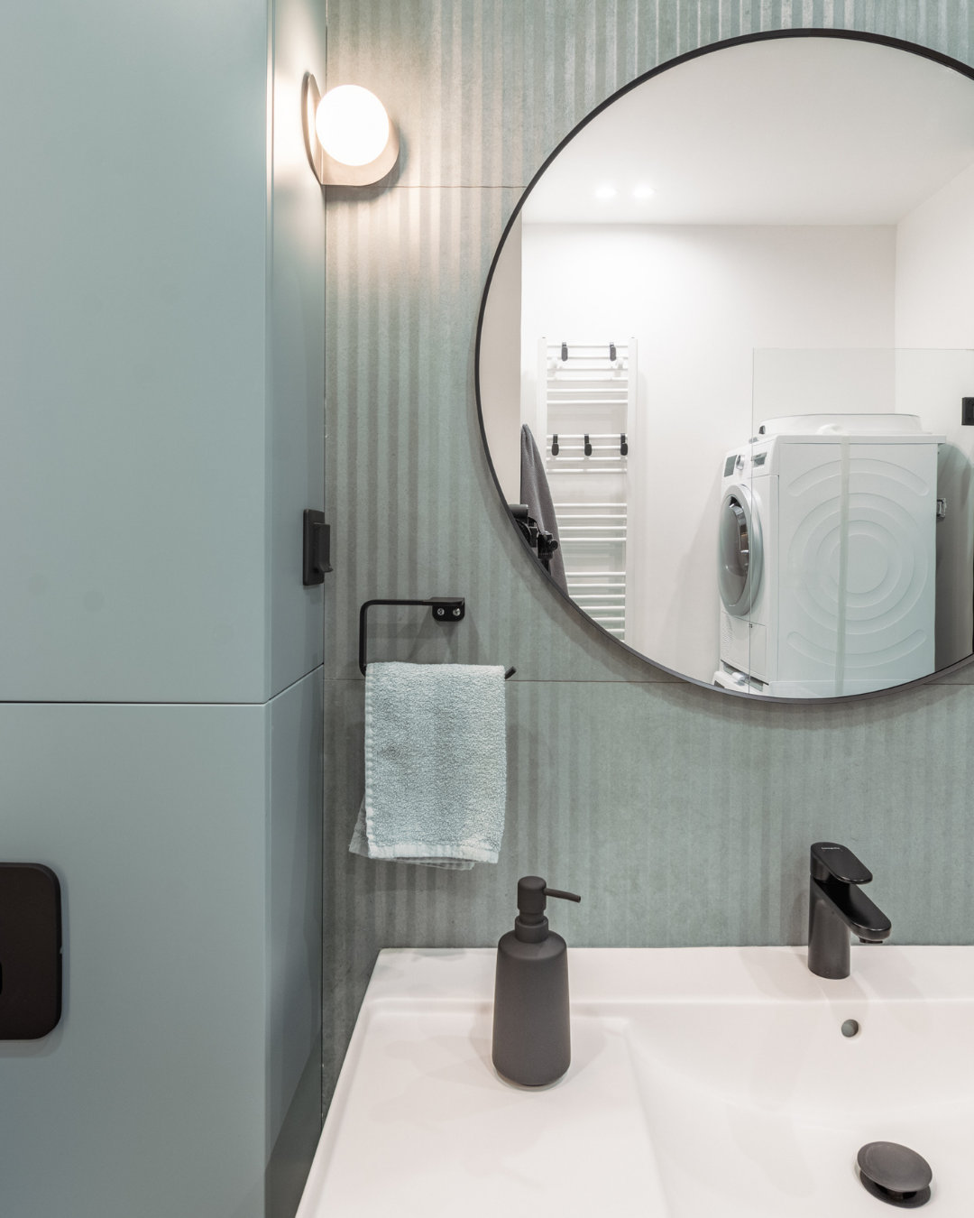 Detaliu proiect MAT Design — lavoar suspendat alb cu raft sub el
