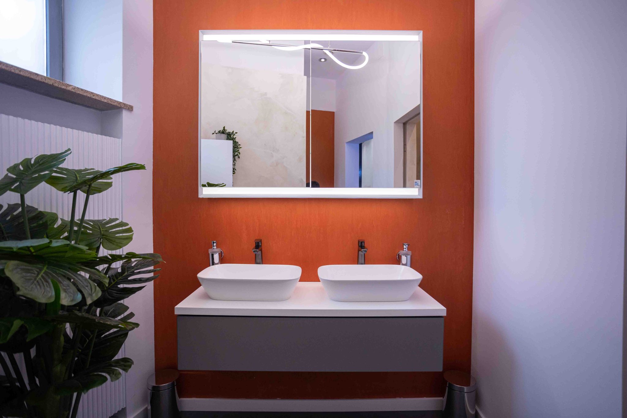 Compoziție showroom — perete teracotă cu lavoare duble